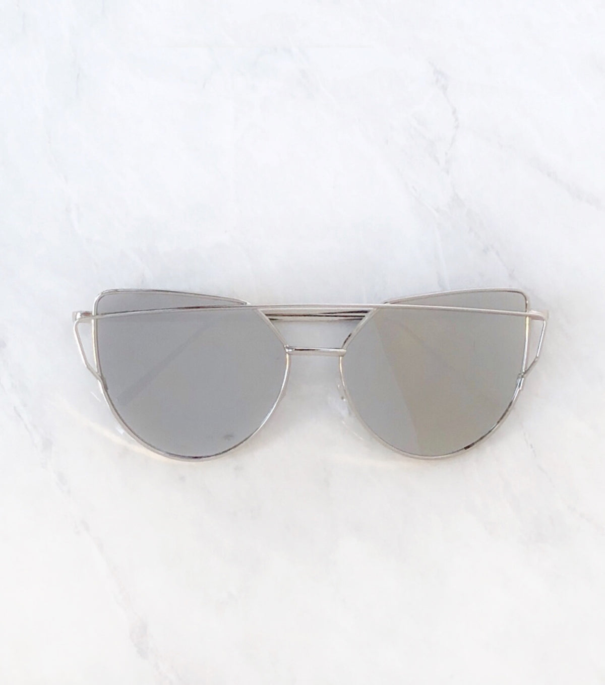 Silver women&#39;s sunglasses with mirrored lenses
